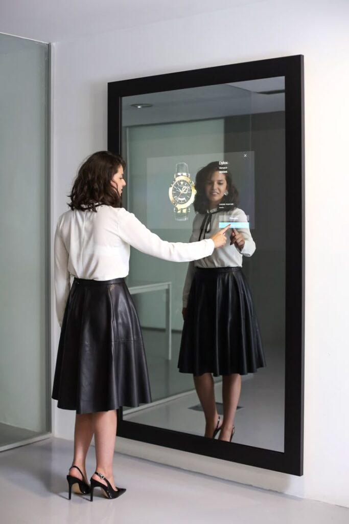 The virtual shopping apps and the tomorrow shopping.